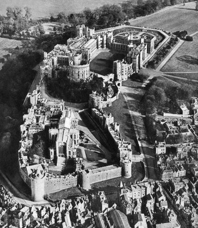 Luftaufnahme von Windsor Castle, mit St. Georgs Kapelle im Vordergrund, 1935 von Unbekannt