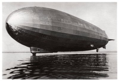 Luftschiff LZ127 Graf Zeppelin landet am Bodensee, Deutschland, 1933 von Unbekannt