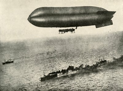 Ein Luftschiff eskortiert einen Konvoi, 1919 von Unbekannt