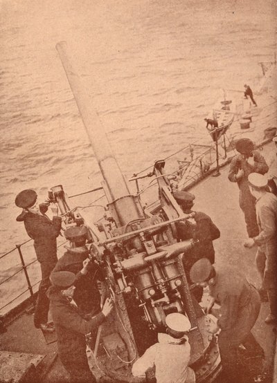 Eine Flugabwehrkanone im Einsatz auf einem britischen Schlachtschiff, ca. 1917-1919 von Unbekannt