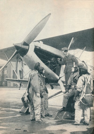 Ein Ausbilder erklärt den Schülern Motordetails auf dem Sealand Aerodrome, Flintshire, um 1936-1937 von Unbekannt