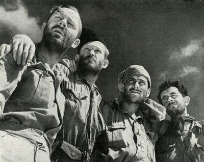Als die Deutschen bei Alamein angriffen, gingen diese vier Männer in die britischen Linien, ca. 1942-1943, 1945 von Unbekannt