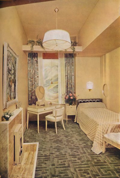 Schlafzimmer entworfen von Esmé Gordon, A.R.I.B.A., A.R.I.A.S., mit griechischem Schlüsseldesign W Wilton Teppich von J von Unbekannt