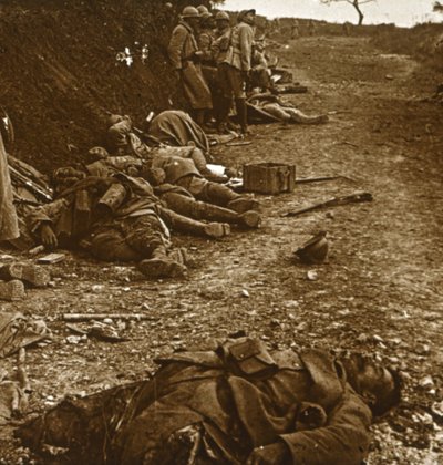 Leichen nach der Einnahme von Courcelles, Nordfrankreich, 1918 von Unbekannt