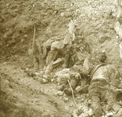 Leiche eines toten Soldaten, ca. 1914-1918 von Unbekannt