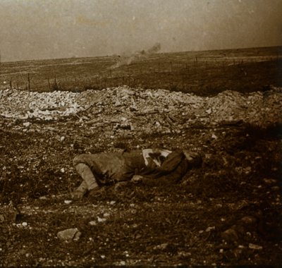 Körper mit Sperrfeuer in der Ferne, um 1914-1918 von Unbekannt