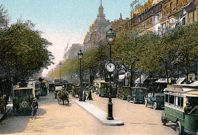 Boulevard des Italiens, Paris, mit Autos und Motorbussen auf der Straße, um 1900 von Unbekannt