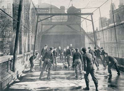 Jungen spielen Fußball auf dem Dach der St. Pauls Cathedral Choir School, London, ca. 1901 von Unbekannt