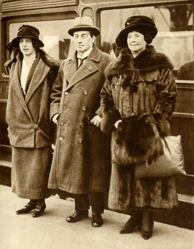 Der britische Premierminister Stanley Baldwin mit seiner Frau und Tochter, London, 27. Januar 1923, 1935 von Unbekannt