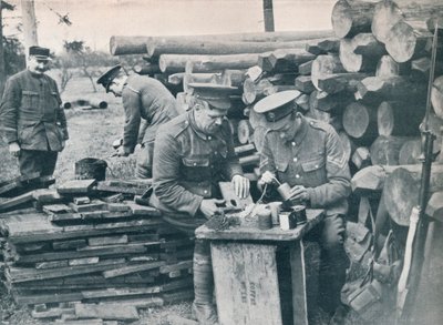 Britische Ingenieure mit der Expeditionsarmee stellen Handgranaten aus Tabakdosen her von Unbekannt
