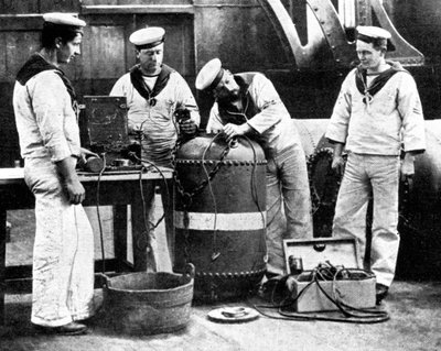 Britische Matrosen verkabeln eine Mine, Erster Weltkrieg, 1914 von Unbekannt