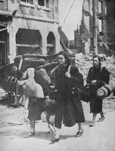 Britische Truppen halten in Louvain stand, während Flüchtlinge die Stadt verlassen, 1940 von Unbekannt