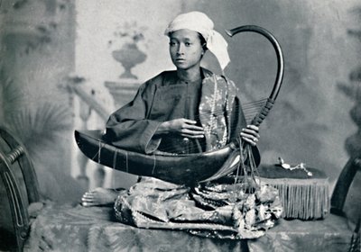 Burmesischer Harfenspieler, 1902 von Unbekannt