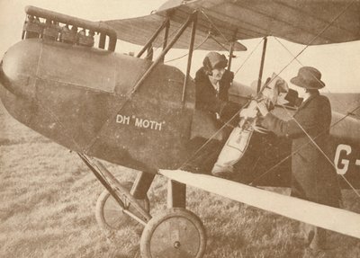 Mit dem Flugzeug zu den Golfplätzen in einem kleinen 27-60 PS Moth-Leichtflugzeug, 1927 von Unbekannt