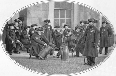 Chelsea Pensionäre mit schwarzen Krügen, London, um 1901 von Unbekannt