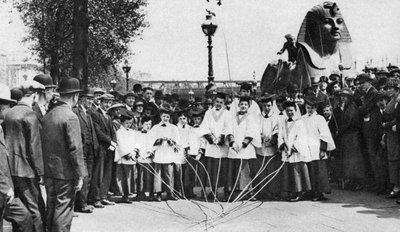 Chorknaben von St. Clement Danes schlagen die Grenzmarkierungen mit langen Stäben, London, 1926-1927 von Unbekannt
