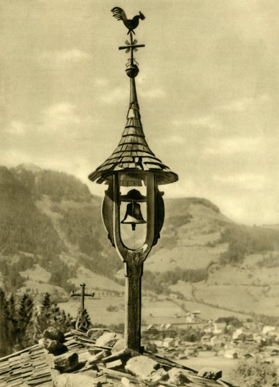 Kirchenglocke und Wetterfahne, Kitzbühel, Tirol, Österreich, um 1935 von Unbekannt
