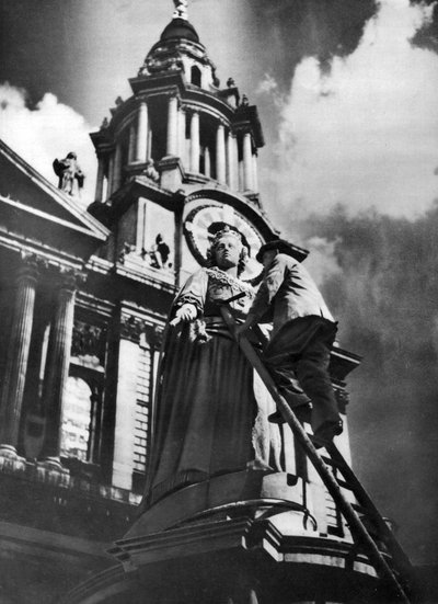Reinigung der Statue von Königin Anne im Rahmen der Silberjubiläumsfeierlichkeiten von König George V., 1935 von Unbekannt
