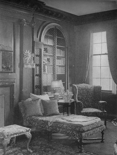 Gemütliche Ecke in der Bibliothek mit Bücherregal, Haus von Miss Anne Morgan, New York City, 1924 von Unbekannt