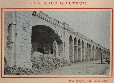 Pariser Kommune (1871): Blick auf das Viadukt von Auteuil in Paris im Mai 1871. Fotografie von Pierre Pepetit. Druck auf Karton, Maße 9x5,4 cm von Unbekannt