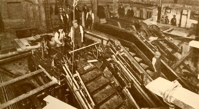 Bau von Rolltreppen an der Bank Station, London, um 1930 von Unbekannt