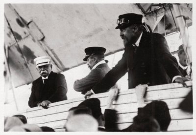Graf Zeppelin und Dr. Eckener in einer Zeppelin-Gondel, Schwaben, Deutschland von Unbekannt