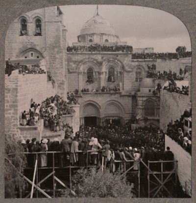 Menschenmengen füllen jede Nische der Grabeskirche, um 1900 von Unbekannt