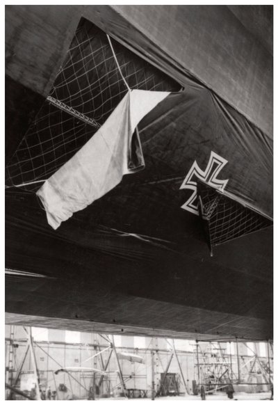 Beschädigtes deutsches Marine-Zeppelin-Luftschiff, Erster Weltkrieg, 1914-1918 von Unbekannt
