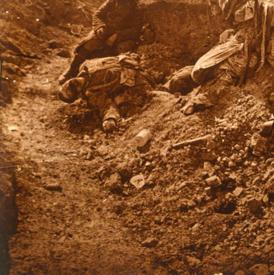 Leiche in den Schützengräben, Perthes, Nordfrankreich, um 1914-1918 von Unbekannt