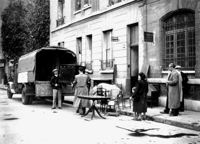 Lieferung von Möbeln, die von Juden beschlagnahmt wurden, an Opfer der RAF-Bombardierung, Paris, April 1942 von Unbekannt