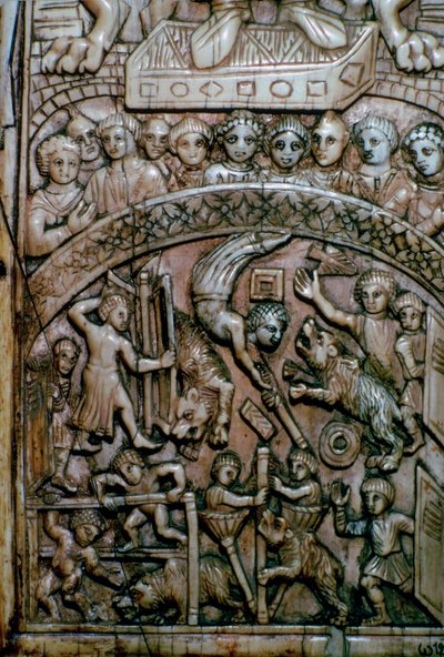 Detail eines Blattes eines byzantinischen Elfenbeindiptychons, das Männer und Bären im Zirkus zeigt von Unbekannt