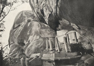 Die Rajagirilena genannte Stelle in den Felsen von Mihintale, wo König Devanampiya Tissa Zellen für von Unbekannt