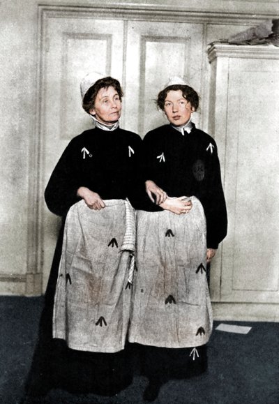 Emmeline und Christabel Pankhurst, englische Suffragetten, in Gefängniskleidung, 1908 von Unbekannt