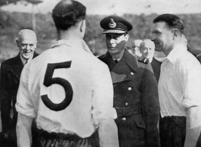 Der englische Fußballer Eddie Hapgood trifft König George VI, um 1937-1944 von Unbekannt