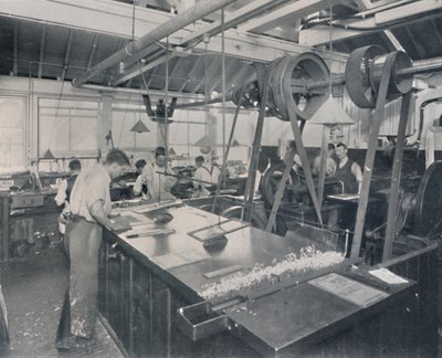 Letzte Arbeiten in der Gießerei. Zuschneiden der Platten und Fertigstellung, 1917 von Unbekannt