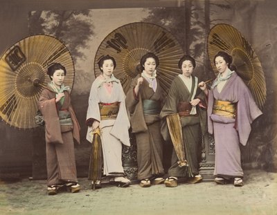 [Fünf japanische Frauen in traditioneller Kleidung mit Sonnenschirmen], 1870er Jahre von Unbekannt