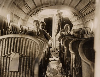 Vier Männer in der Passagierkabine eines Supermarine 