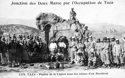 Fremdenlegion bei einigen Marabout-Ruinen, Taza, Marokko, 1904 von Unbekannt