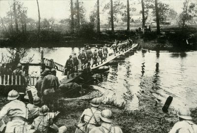 Französische Truppen überqueren einen Fluss, 1919 von Unbekannt