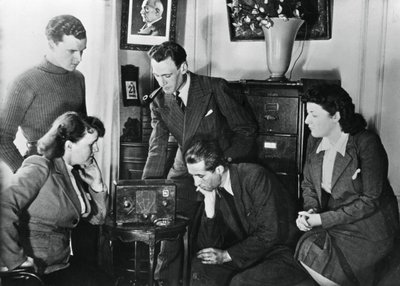 Französische Bürger hören eine Sendung von Vichy-Vizepremier Admiral Darlan von Unbekannt