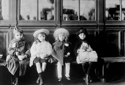 Französische Flüchtlingskinder warten auf einen Zug, 20. Januar 1918 von Unbekannt