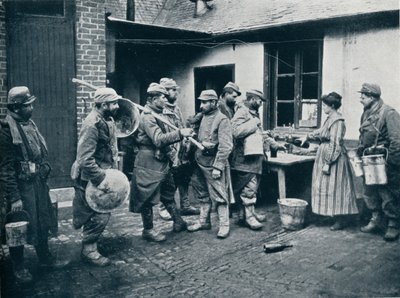 Französische Soldaten kehren aus den Schützengräben zurück und machen eine Pause zur Erfrischung, ca. 1914 von Unbekannt
