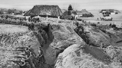 Deutsche Infanterie in Schützengräben bei Jasionna, Polen, Erster Weltkrieg, 1915 von Unbekannt