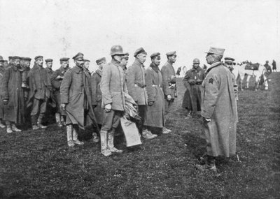 Deutsche Gefangene, die am 18. April 1918 die Regeln ihrer Gefangenschaft erfahren, Frankreich von Unbekannt