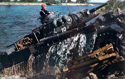 Deutscher Panzer durchquert einen Fluss, Russland, 1941 von Unbekannt