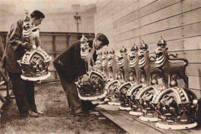 Vergoldete Kronen für die Mall, 1937 von Unbekannt