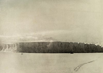 Gletscher südlich von Cape Barne, mit Motorfahrzeug auf dem Meereis, ca. 1908 von Unbekannt