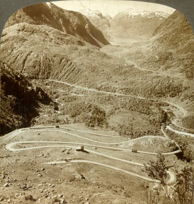 Große Zickzack-Schleifen der Straße vom Dyreskard-Pass hinunter zum Roldal-See, Norwegen, ca. 1905 von Unbekannt