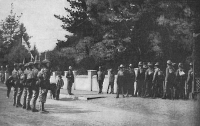 Grenadier Guards mit ihren neuen Hüten bei der Wachablösung am Hauptquartier von Lord Roberts, Pretoria von Unbekannt