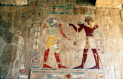 Hatschepsut, Königin von Ägypten, präsentiert ein Opfer dem Gott Horus von Unbekannt
